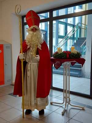 Der Nikolaus in der Aula