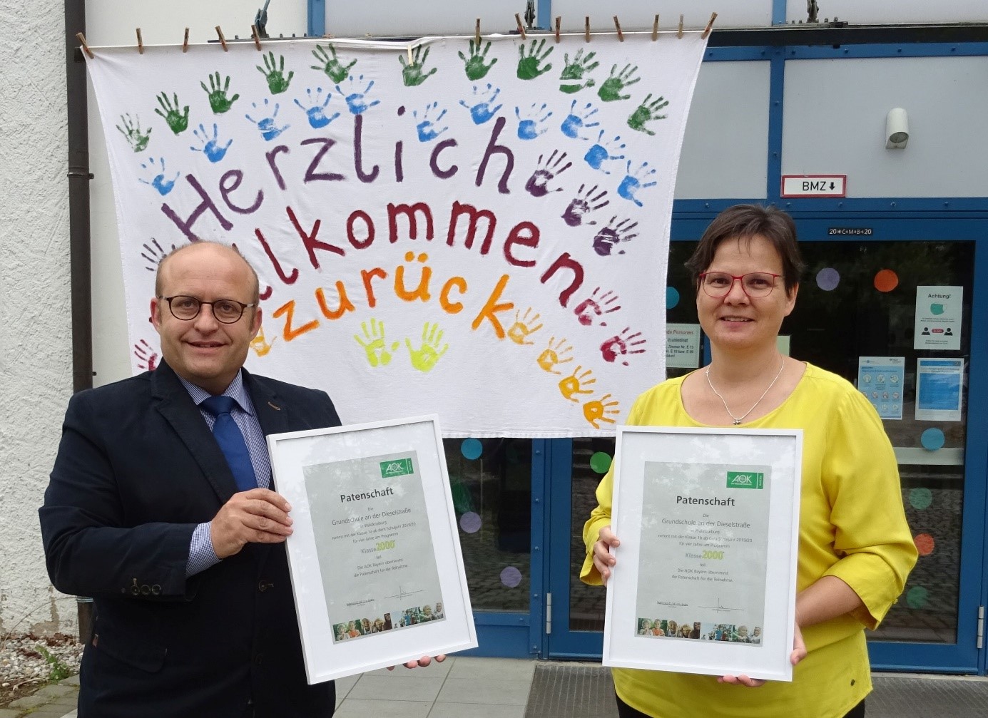 Patenschaft besiegelt: AOK-Fachbereichsleiter Gesundheit Dieter Trost übergibt die Patenschaftsurkunden für die zwei Klassen an Schulleiterin Annette Gibis Patenschaft besiegelt: AOK-Fachbereichsleiter Gesundheit Dieter Trost übergibt die Patenschaftsurkunden für die zwei Klassen an Schulleiterin Annette Gibis