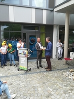 Erster Bürgermeister Robert Pötzsch überreicht bei der Schuleinweihung einen Geschenkkorb